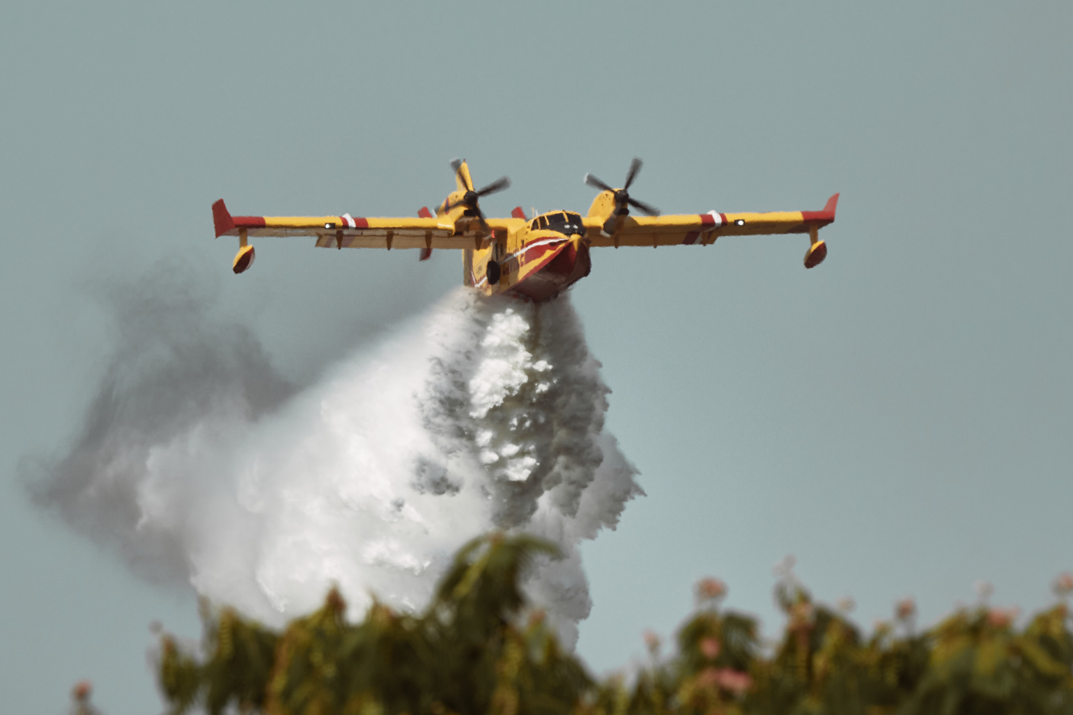 Largage dans la chaleur intense de l'incendie-2025