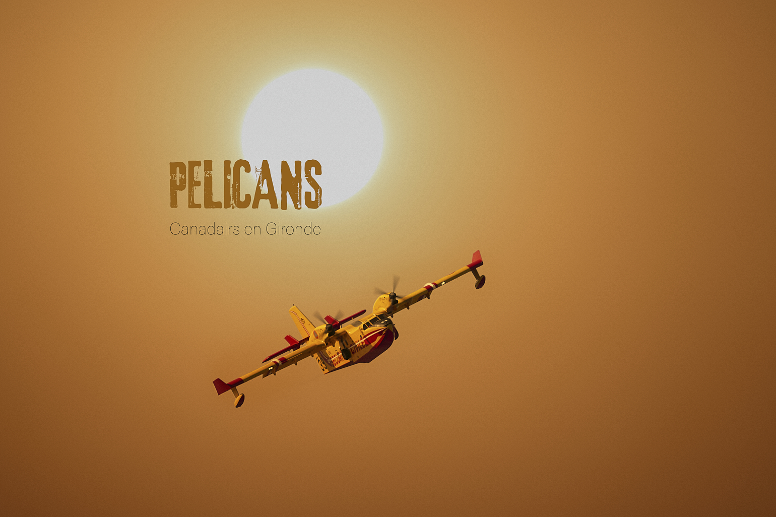 Avion Canadair jaune et rouge volant dans le ciel orangé des fumées des incendies de gironde 2026; soleil derrière.